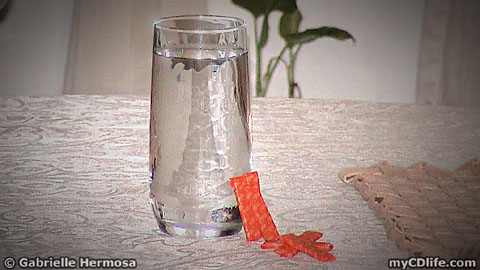 glass of water with sugarless gum